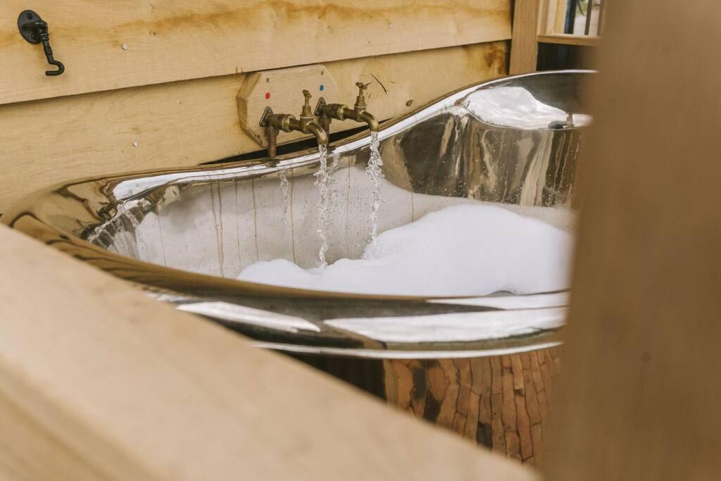 Island Hut - Outdoor Bath Tub, Firepit And Water Equipment Apartment Saltford Exterior foto